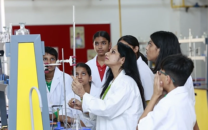 Secondary School students performing a chemistry experiment in the TSUS laboratory