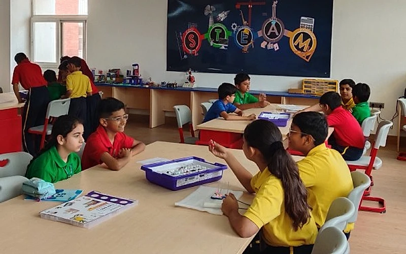 Peer collaboration and cooperative knowledge sharing in group learning stations